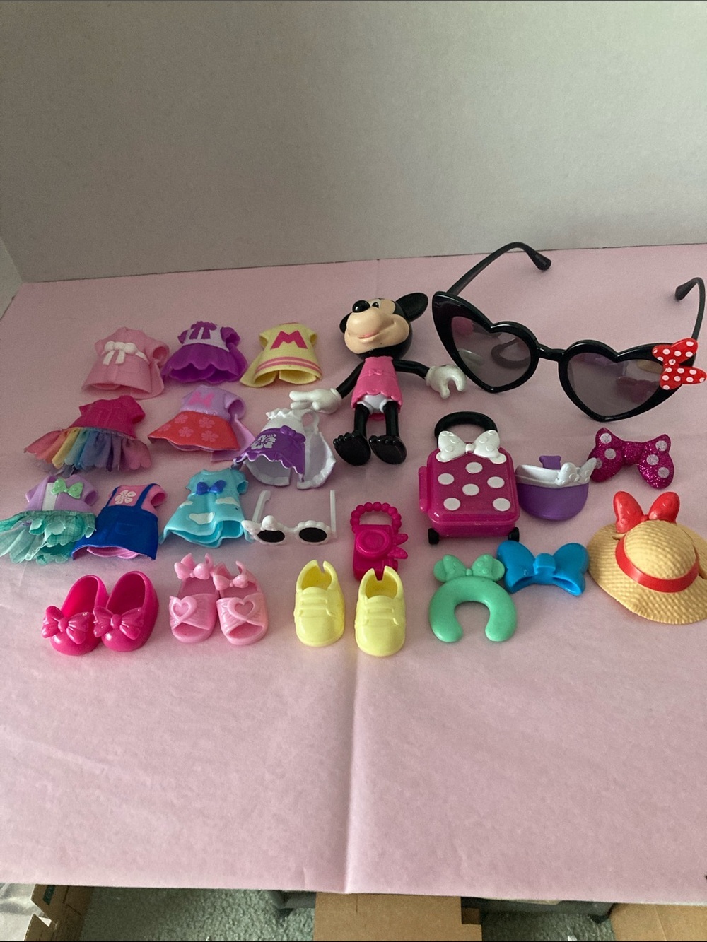 Disney Minnie Mouse dress up doll w/ accessories and sunglasses